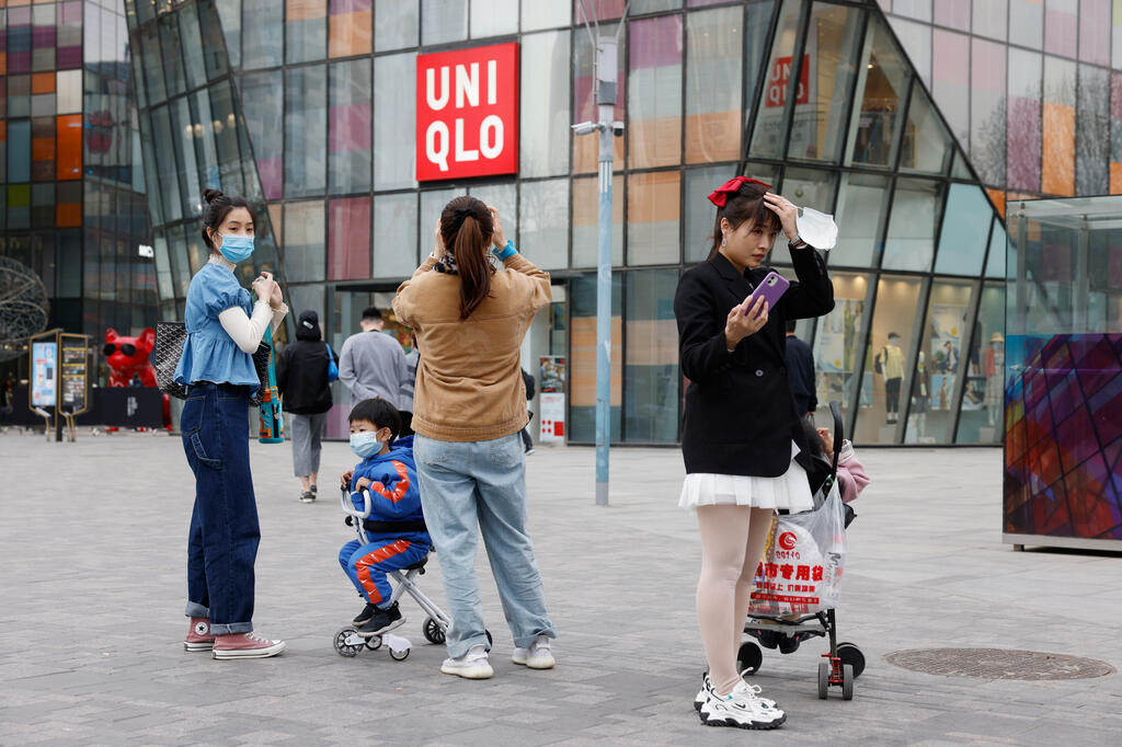 יום סגריר: הבעלים של יוניקלו מזהירה מירידה ברווחים בסין