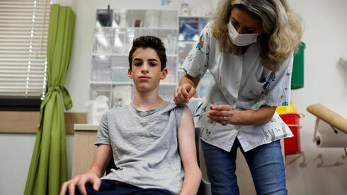 חיסון נער בת"א, צילום רויטרס