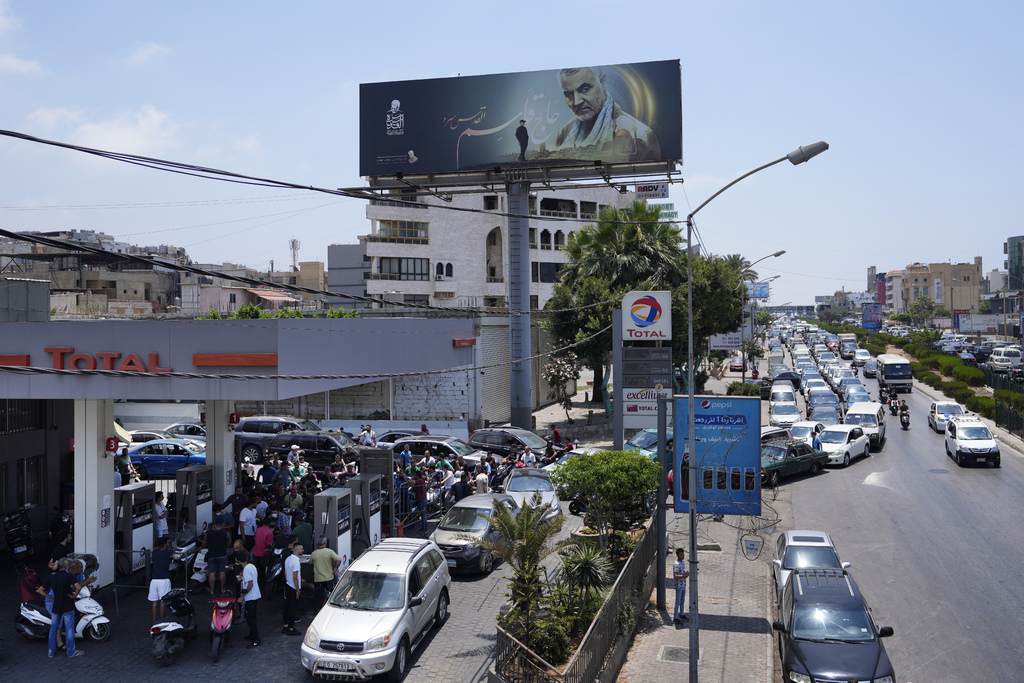 תור לתחנת דלק ביירות לבנון משבר כלכלי