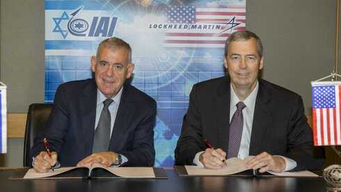 מימין: טים קאהיל מלוקהיד מרטין ובועז לוי מהתעשייה האווירית במעמד החתימה על ההסכם, אלון רון התעשייה האווירית