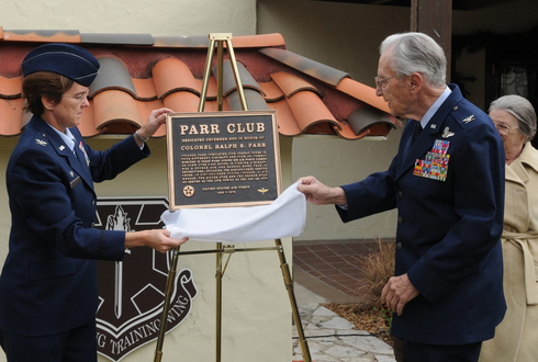 ראלף פאר ב-2008, בטקס בו נקרא על שמו מועדון הקצינים של בסיס רנדולף, צילום: USAF
