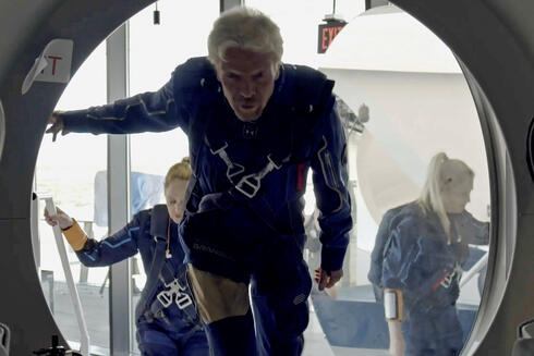 ברנסון ואנשי הצוות נכנסים למטוס החלל, צילום: Reuters/ Virgin Galactic