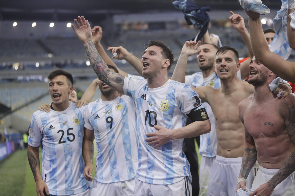ליאו מסי עם חבריו ל נבחרת ארגנטינה שרים שמחים אחרי הזכייה ב קופה אמריקה ניצחו את ברזיל