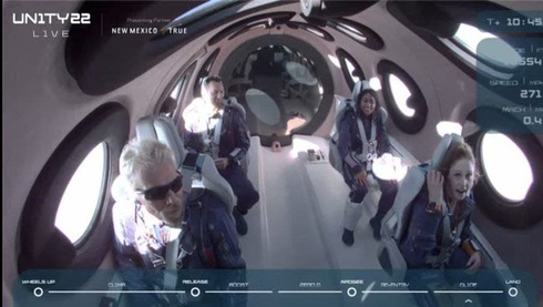 ברנסון והצוות בתוך רכב החלל של וירג