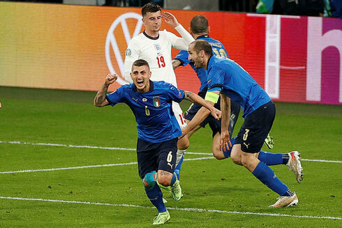 איטליה חוגגת את שער השוויון במשחק, AFP