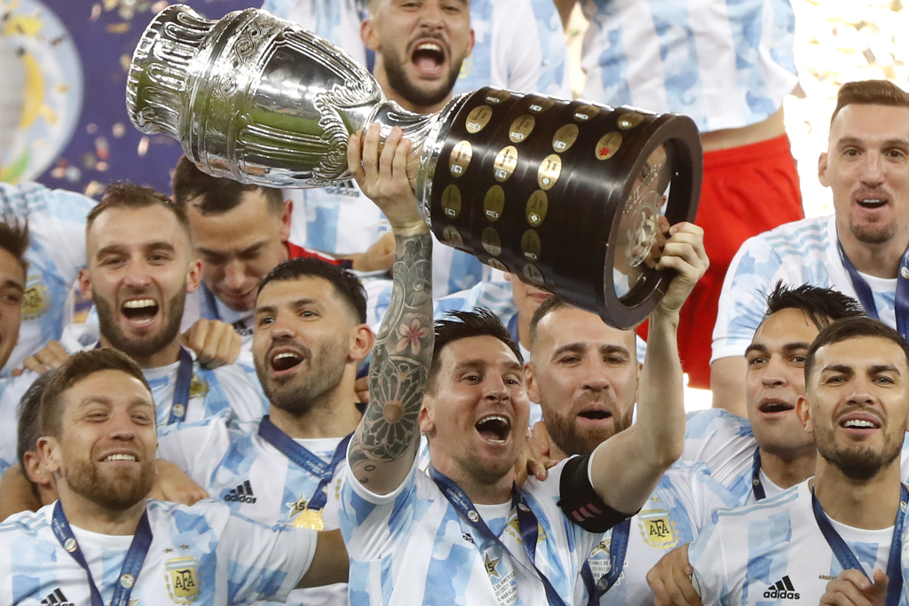 ליאו מסי מניף את קופה אמריקה ארגנטינה זכתה אחרי הניצחון על ברזיל