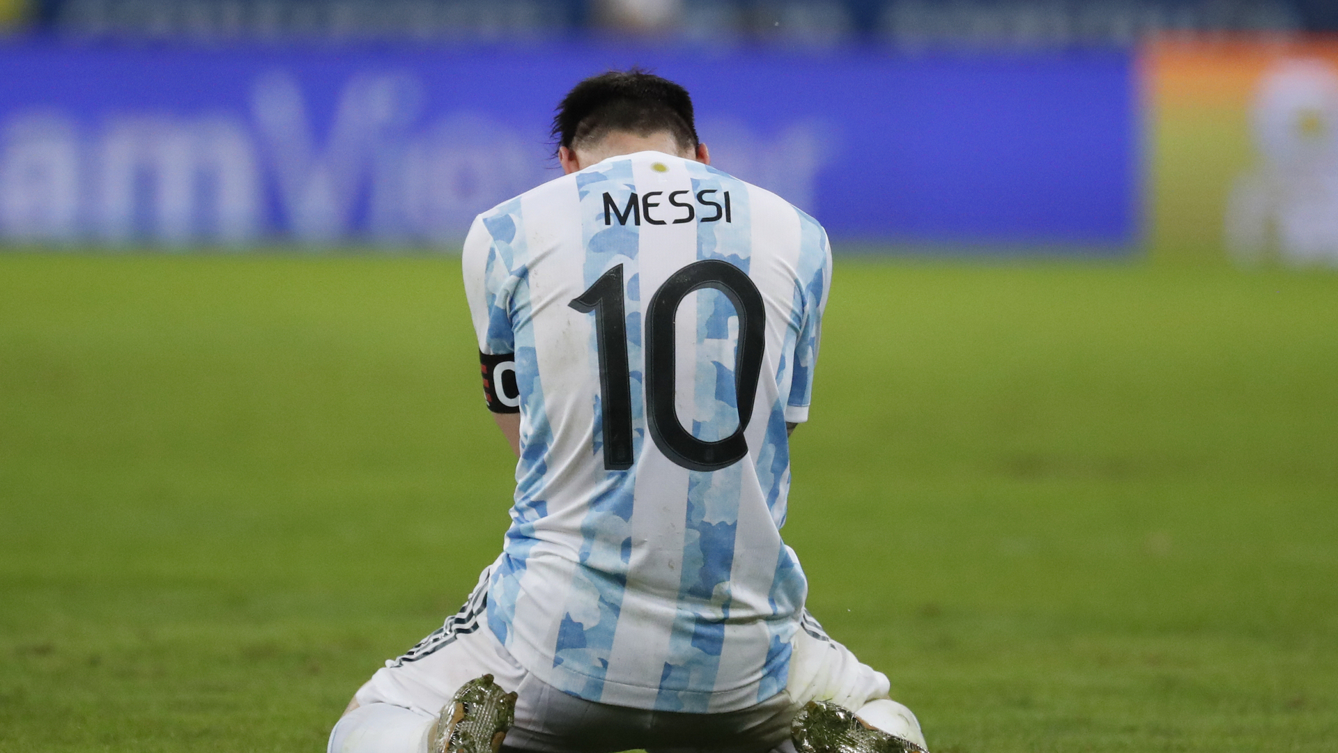 ליאו מסי בוכה על כר הדשא אחרי ש ארגנטינה ניצחה את ברזיל ב גמר הקופה אמריקה