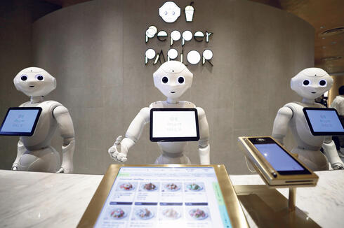 רובוטים פפרים מקבלים לקוחות, צילום: בלומברג