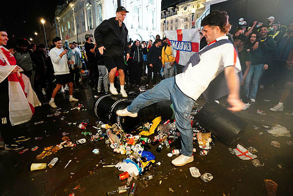 אוהדים אנגלים מאוכזבים בכיכר פיקדילי בלונדון אחרי ההפסד ביורו לאיטליה, AP