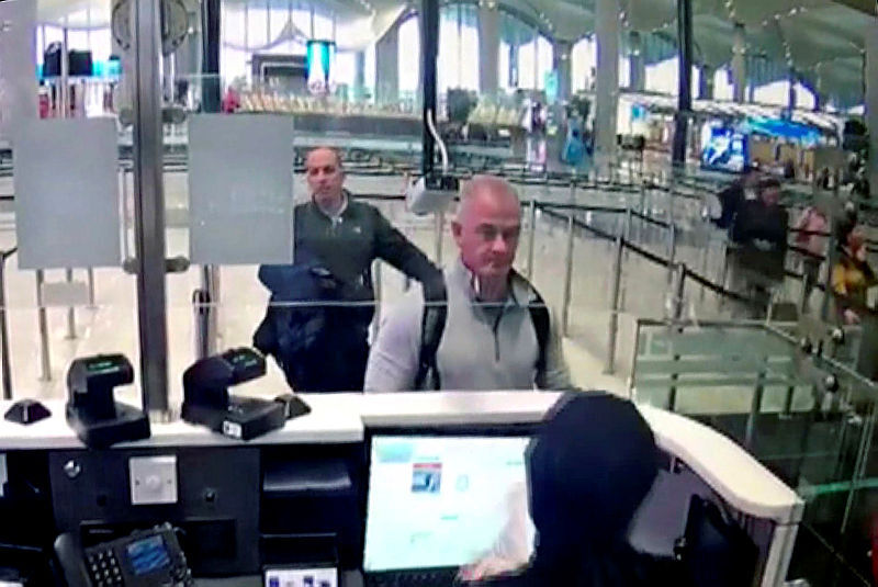מייקל טיילר ובנו פטר טיילר בצילום משדה התעופה בטורקיה. חשודים שסייעו ל קרלוס גוהן לברוח מ יפן