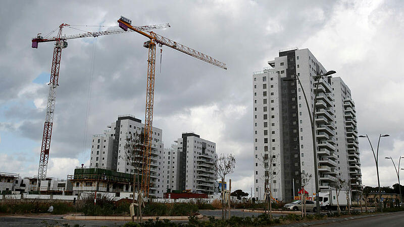 פרויקט בנייה במרכז. רק 5,120 דירות חדשות נמכרו באפריל (אבי מועלם) באר יעקב פרויקט בנייה דירות עגורן