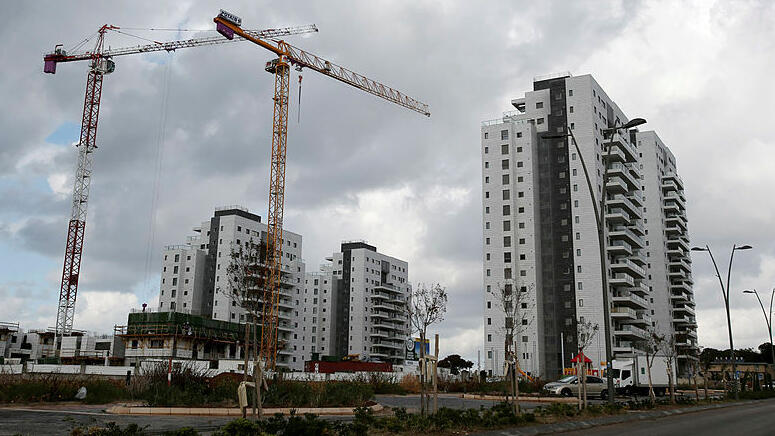 באר יעקב פרויקט בנייה דירות עגורן