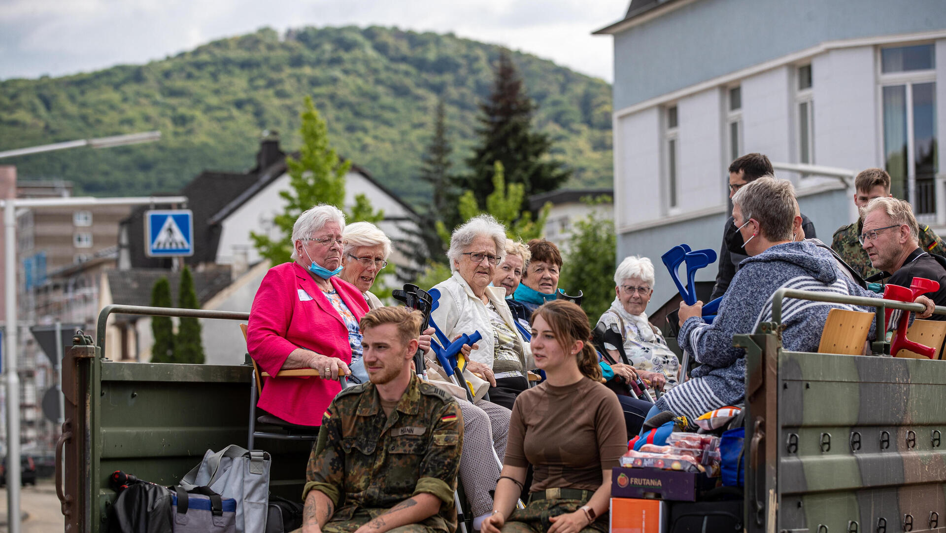 שטפונות חיילים מפנים קשישים שיטפונות ב גרמניה  ב גרמניה