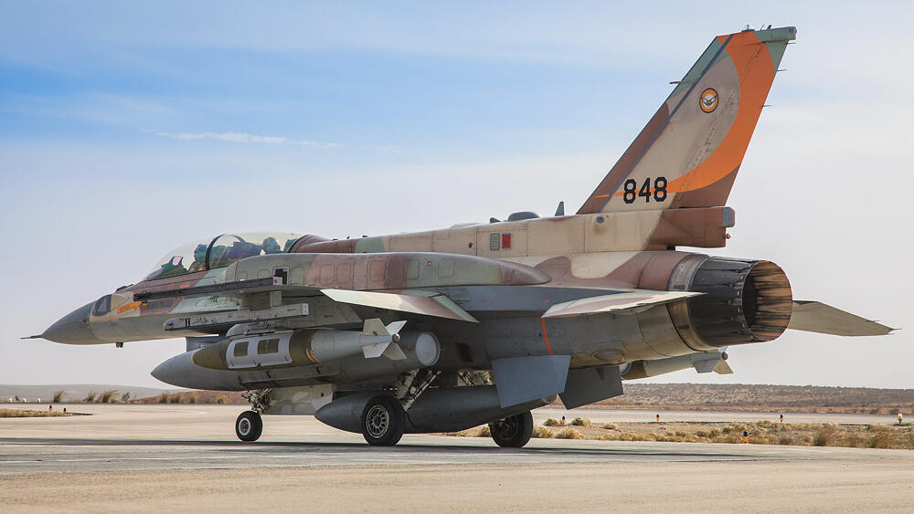 טייסים של חיל האוויר ב מטוס קרב f16 