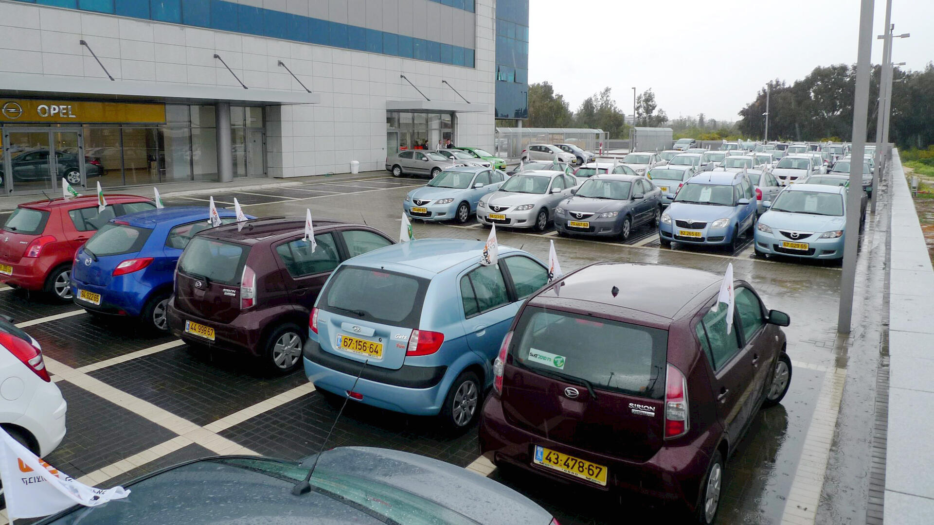 מגרש מכוניות של שלמה סיקסט שלמה SIXT