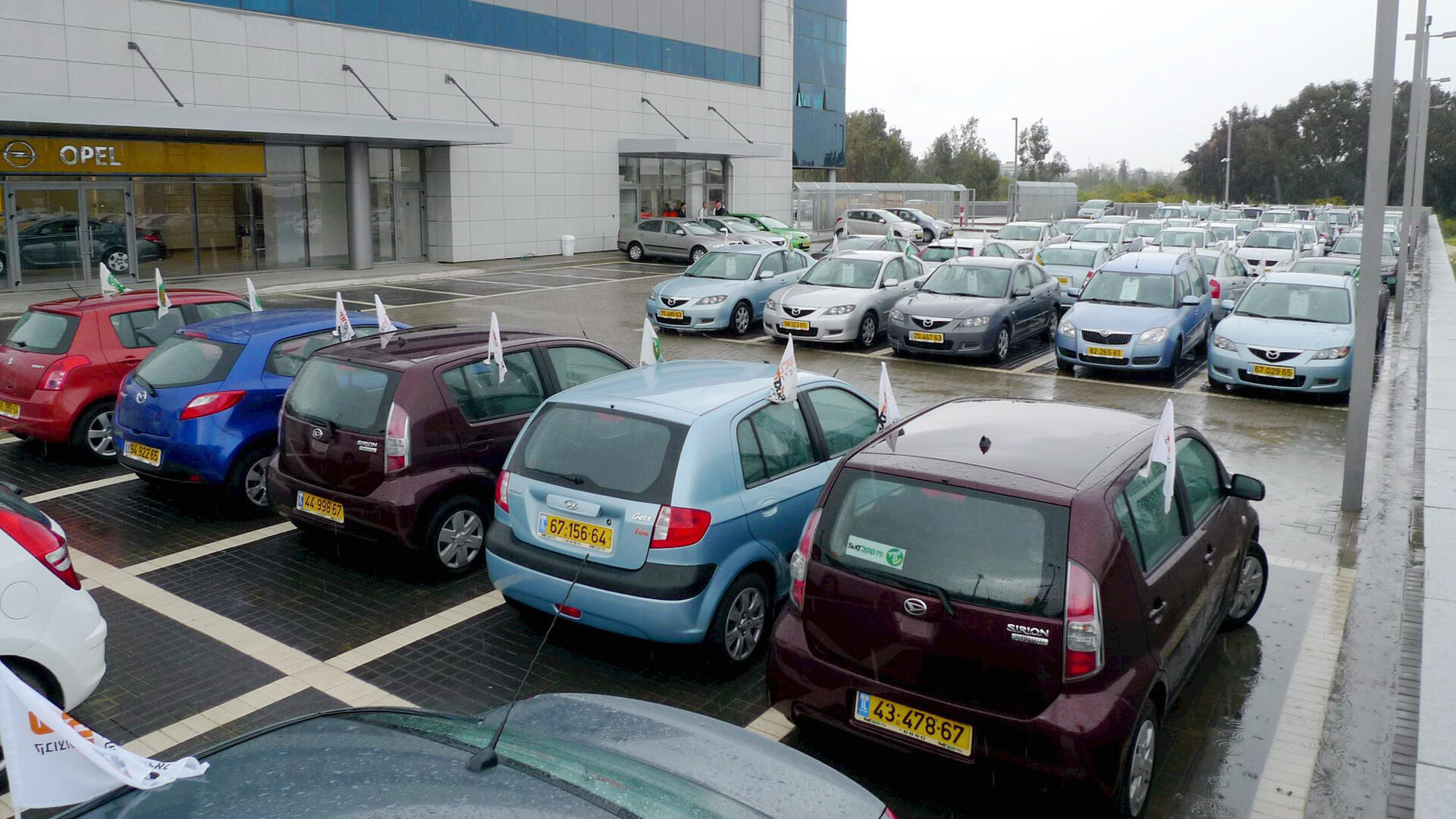 מגרש מכוניות של שלמה סיקסט שלמה SIXT