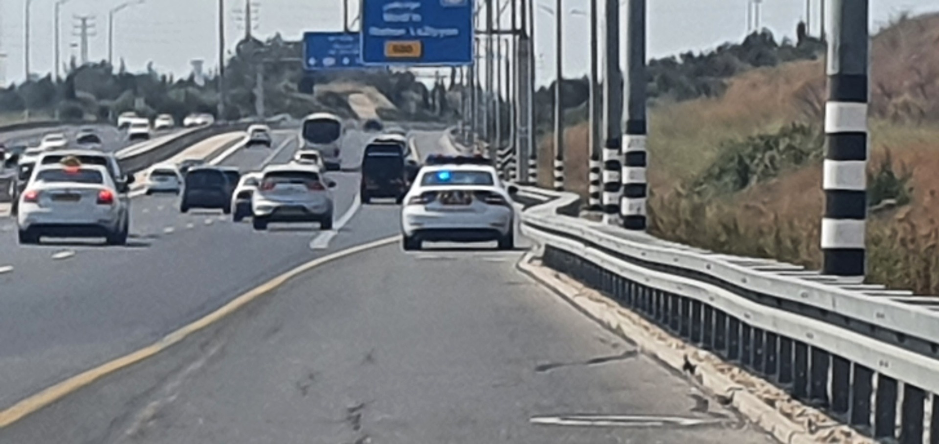 משטרה ניידת משטרת התנועה במשימת אכיפת מהירות ב כביש 1. 