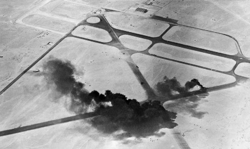 בסיס אווירי מצרי בוער, לאחר הפצצתו בידי כוחות בריטיים במלחמת סיני, צילום: Wikimedia