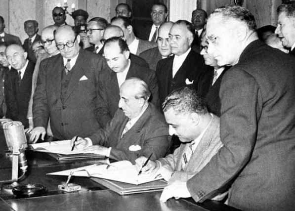 מנהיגי סוריה ומצרים חותמים על הסכמי כינון הרפובליקה הערבית המאוחדת, צילום: Wikimedia