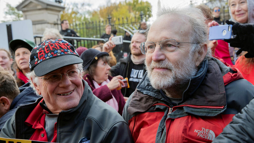 מימין ג'רי גרינפילד ובן כהן הבעלים של בן אנד ג'ריס בהפגנה מול הבית הלבן למען התמודדות עם משבר האקלים (צילום: AP) מוסף שבועי 22.7.21 מימין ג'רי גרינפילד ו בן כהן הבעלים של בן אנד ג'ריס בהפגנה מול הבית הלבן למען התמודדות עם משבר האקלים