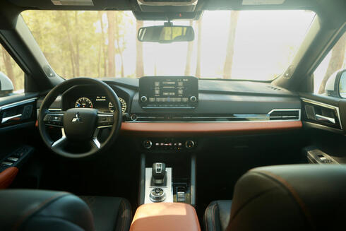 מיצובישי אאוטלנדר Luxury TTH מבט מבפנים, צילום: עמית שעל