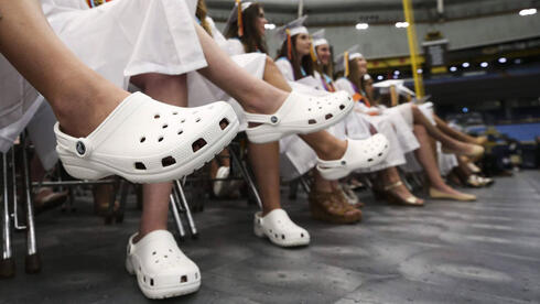 נעלי קרוקס לבנות , צילום:  Tampa Bay Times