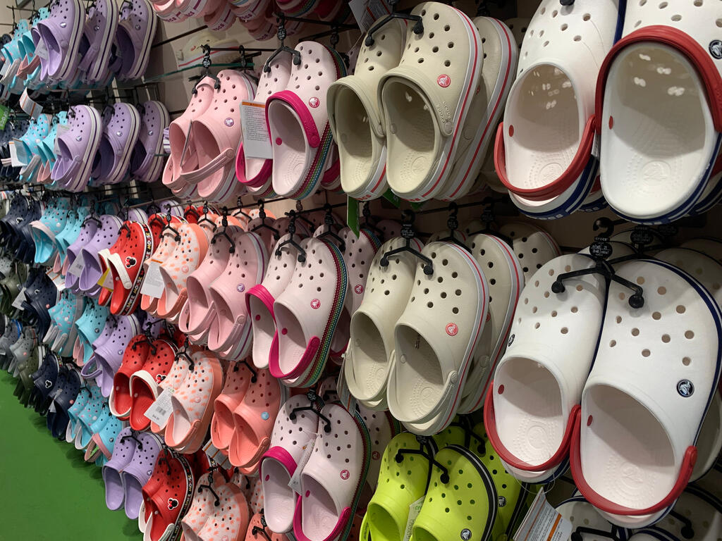 נעלי קרוקס בחנות החברה בניו יורק