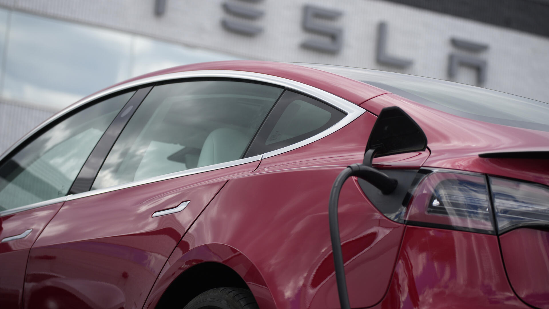 טסלה 3 רכב חשמלי טעינה הטענה