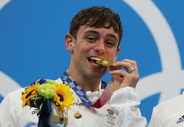 טום דיילי עם מדליית זהב באולימפיאדת טוקיו, צילום: Getty
