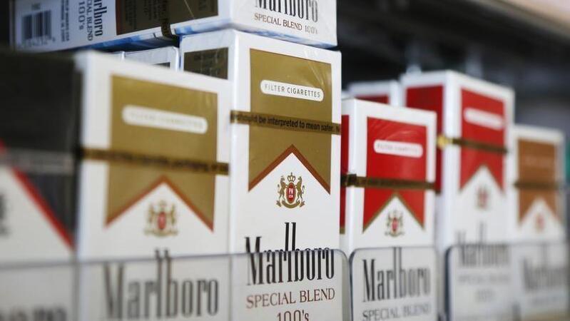 יורה לעצמו ברגל: מנכ&quot;ל פיליפ מוריס קורא לאסור מכירת סיגריות בתוך עשור