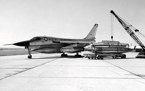 B58 ולצדו המעטפת החיצונית, מעליה הפצצה הפנימית מחוברת למנוף, צילום:USAF