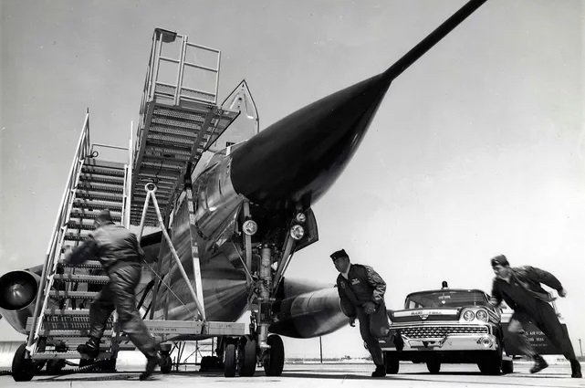 המובחרים שבמובחרים. צוות האסלר רץ למטוסו, צילום: Grissom flight museum