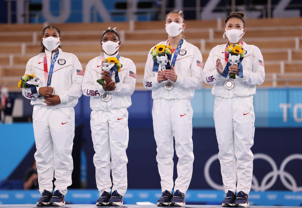 סימון ביילס ובנות נבחרת ההתעמלות של ארה"ב מקבלות את מדליית הכסף ב טוקיו 2020