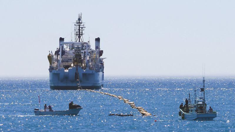 אניה של גוגל מניחה כבל תת ימי