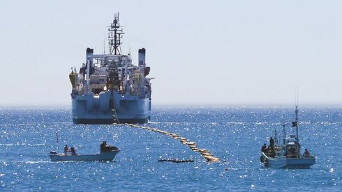 אניה של גוגל מניחה כבל תת ימי, צילום: Google
