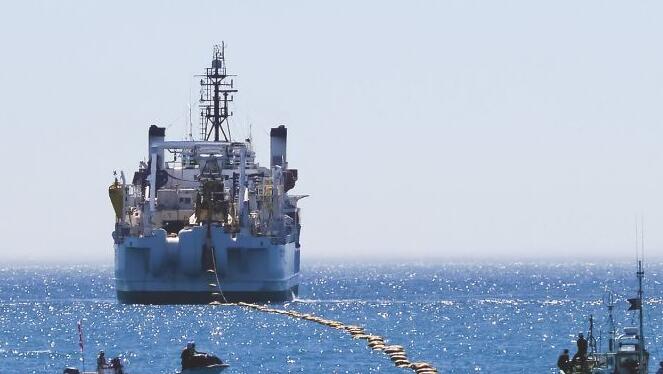 אניה של גוגל מניחה כבל תת ימי