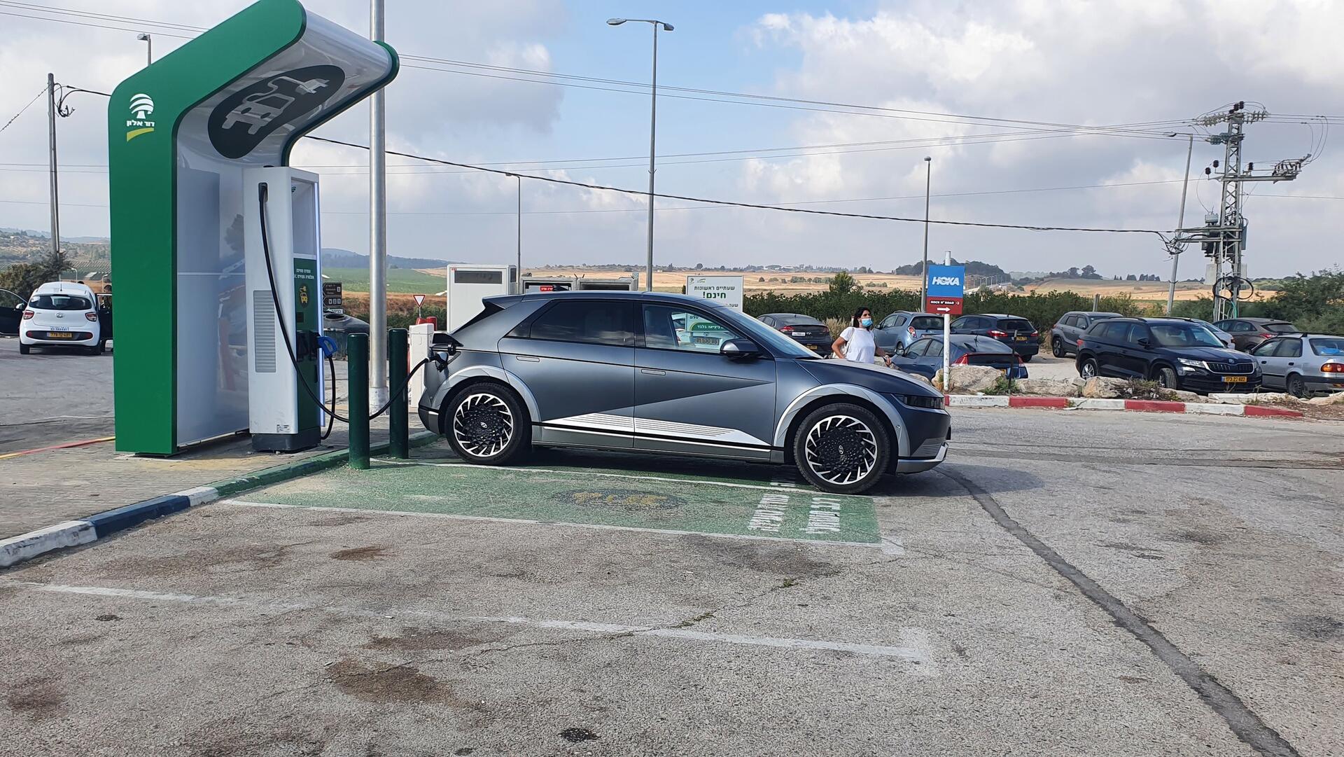 טעינת רכב חשמלי  עמדת טעינה מהירה רכב חשמלי  יונדאי איוניק 5 חשמלית