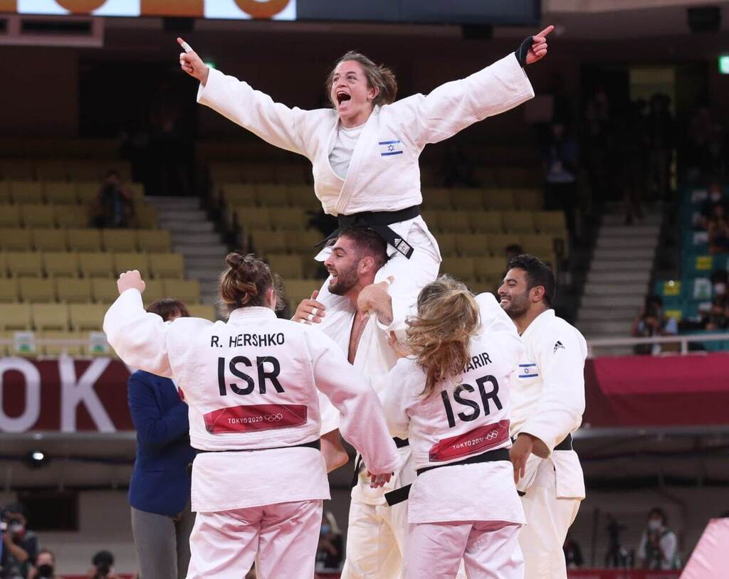נבחרת ה ג'ודו של ישראל חוגגת לאחר שזכתה במדליית הארד ב אולימפיאדה טוקיו 2020 תמנע נלסון לוי על הכתפיים של פיטר פלצ'יק