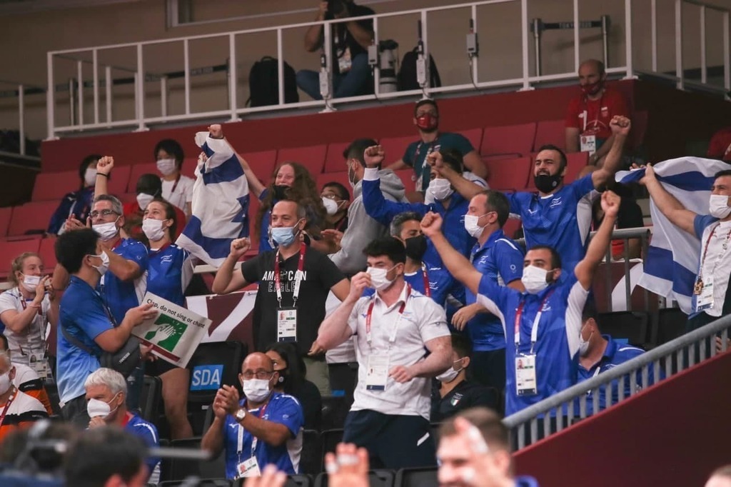 המשלחת הישראלית חוגגת בתחרות ה ג'ודו הקבוצתית ב אולימפיאדה טוקיו 2020