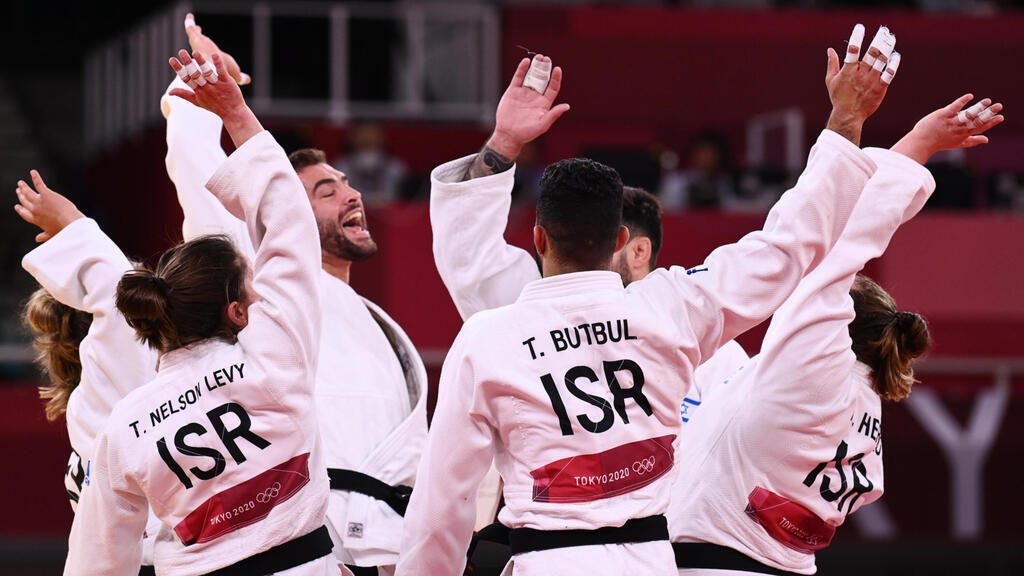 נבחרת ה ג'ודו של ישראל חוגגת לאחר שזכתה במדליית הארד ב אולימפיאדה טוקיו 2020