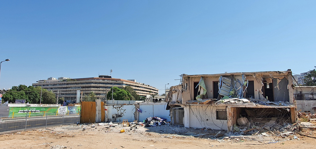 מבנים לא חוקיים שנתע מפנה תמורת פיצוי ב פנחס לבון 16 תל אביב