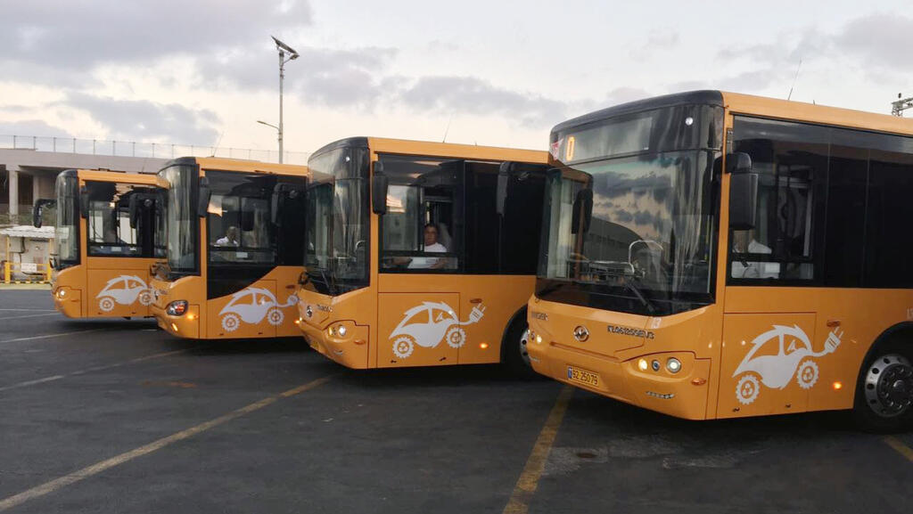 זיהום לשם חשמול: משרד התחבורה מטעין אוטובוסים חשמליים בגנרטורים של סולר