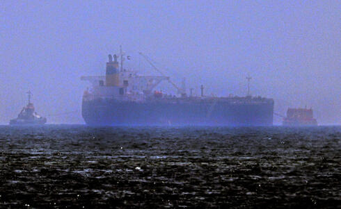 ספינות גוררות את הספינה "מרסר סטריט" בדרך לפוג