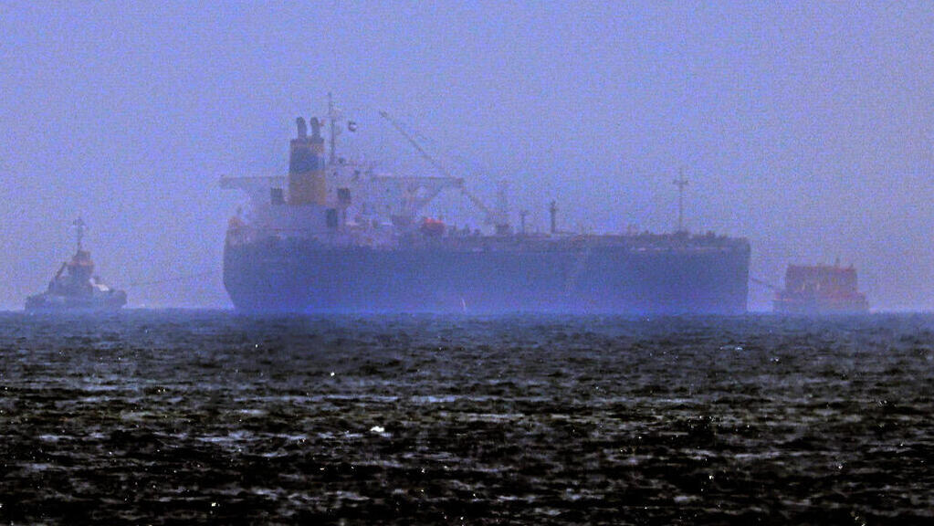 ספינות גוררות את הספינה "מרסר סטריט" בדרך לפוג'יירה, איחוד האמירויות