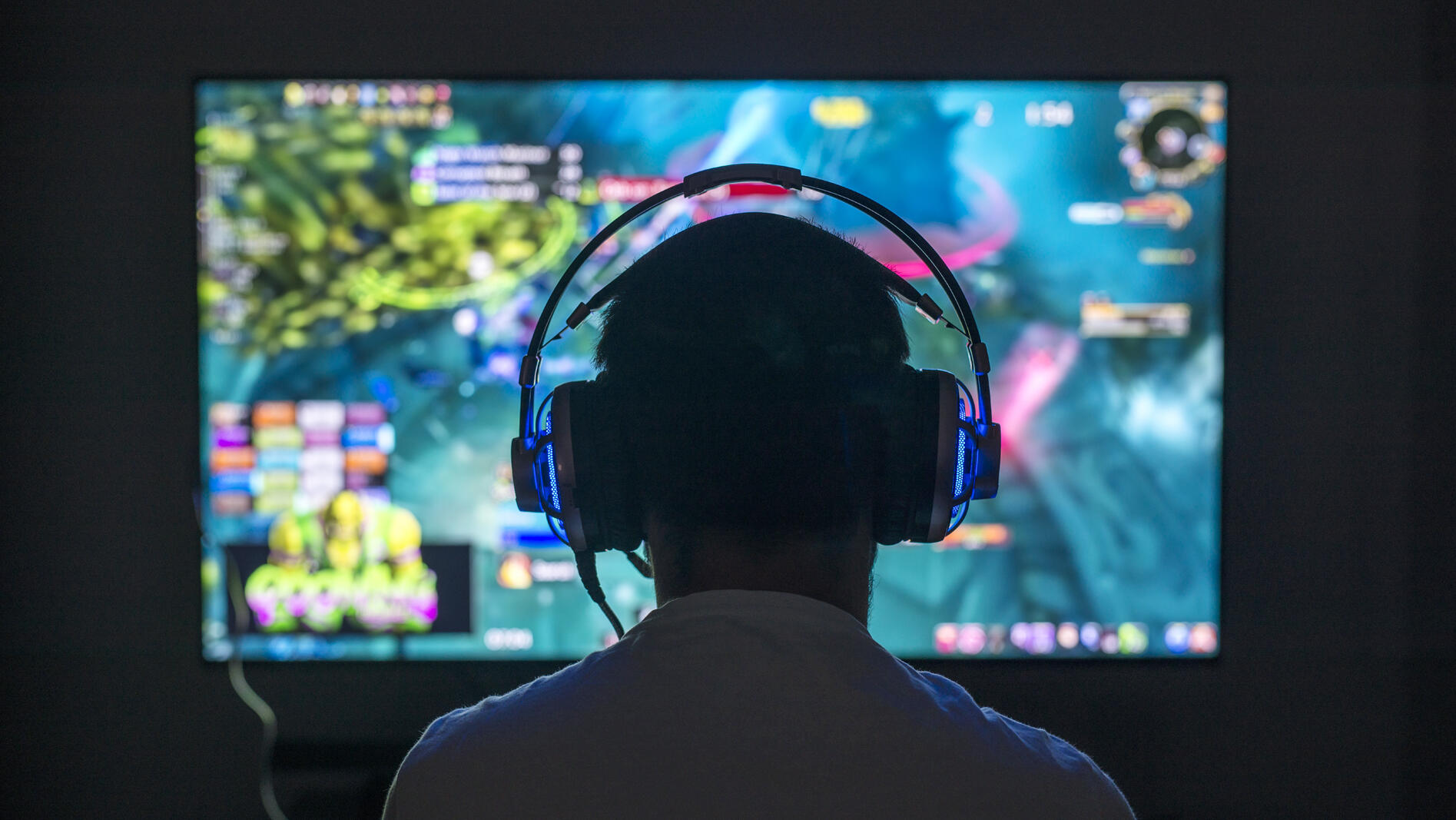 ילד משחק משחקי מחשב