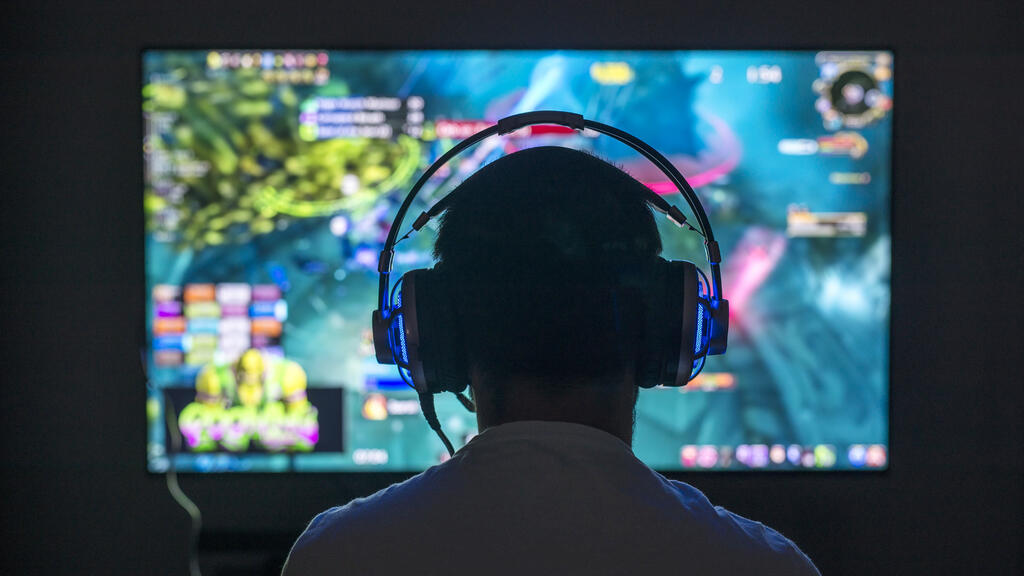 ילד משחק משחקי מחשב