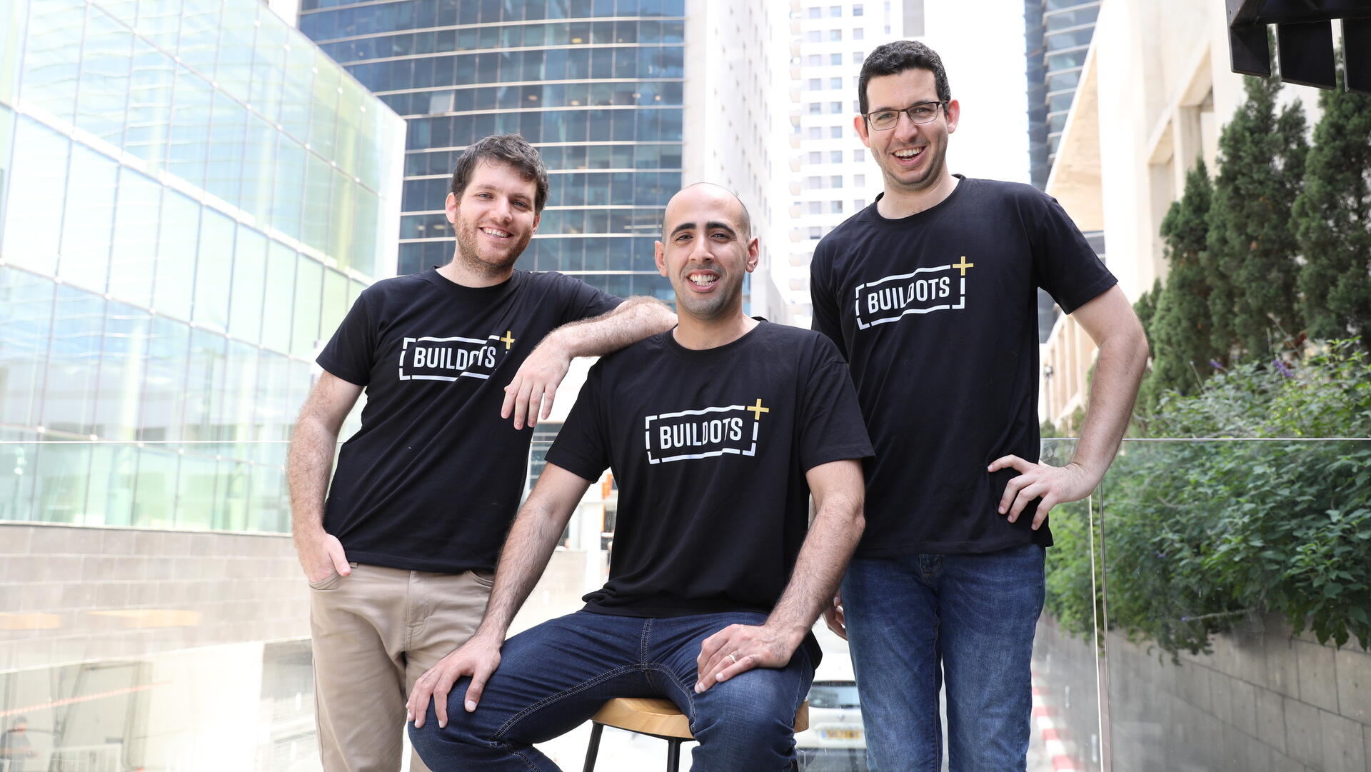 מימין: מייסדי בילדוטס אביב לייבוביץ׳, יקיר סודרי ורועי דנון