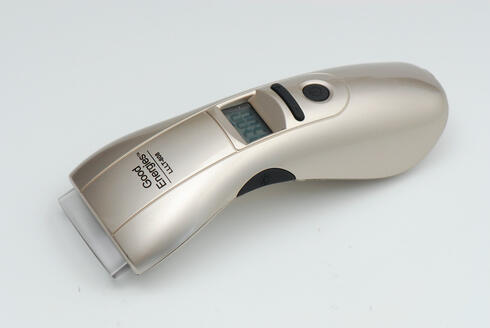 מכשיר לטיפול בכאב של בי-קיור לייזר, צילום: עודד מרום