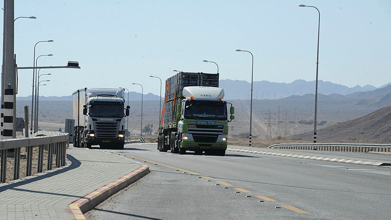 משאיות נוסעות על כביש הערבה כביש 90