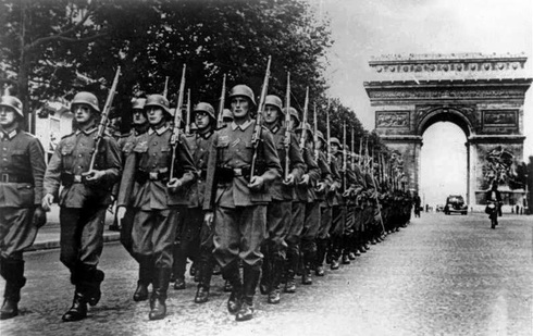 הצבא הנאצי צועד בשאנז אליזה, צילום: Bundesarchiv CC BY-SA 3.0 de